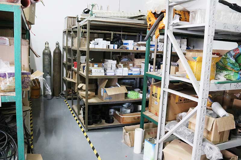 高低溫試驗(yàn)箱廠家倉庫